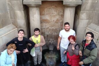 Grup d'usuàries davant de la font del Lleó a Caldes de Montbui.