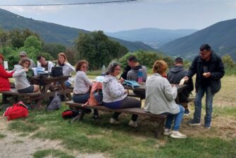 Grup d'usuàries en un picni añ pantà de Santa Fe.