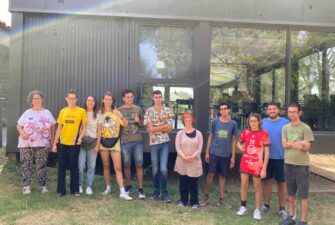 El grup del STO al complet a l'exterior del Centre Esqueix de Cardedeu.