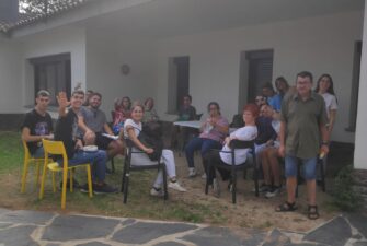 Grup d'usuàries a l'exterior del centre del STO Esqueix a Cardedeu