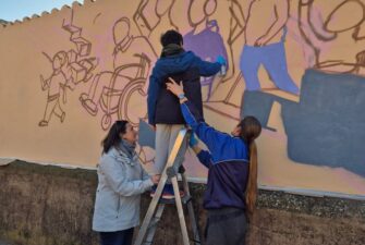 Un nen pintant amb spray al mur. 3 Desembre. Erol Urbà i Viver de Bell-lloc