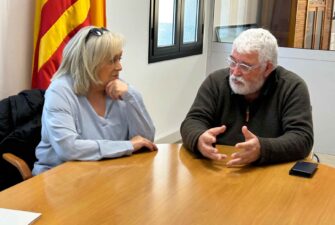 Glòria Horta, presidenta de Viver de Bell-lloc i l'alcalde de Llinars de Vallès conversant durant la signatura del conveni.