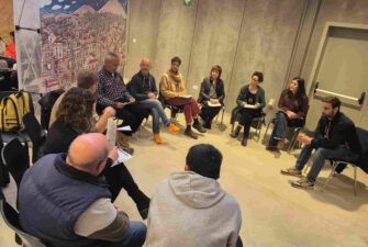 grup variat de persones participant al taller sobre els processos de dol.