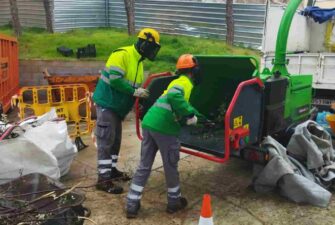 dos treballadors d'Helix Àrea Verda utilitzant la biotrituradora