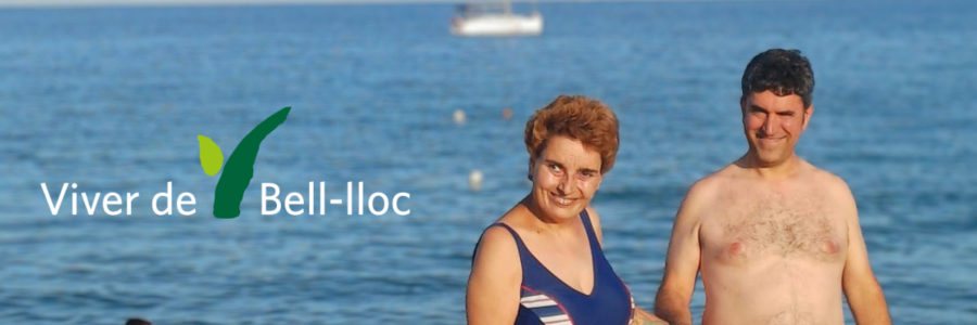 Dos persones del Servei d'Oci i Temps Lliure de Viver de Bell-lloc a la platja i el logo del Viver de Bell-lloc